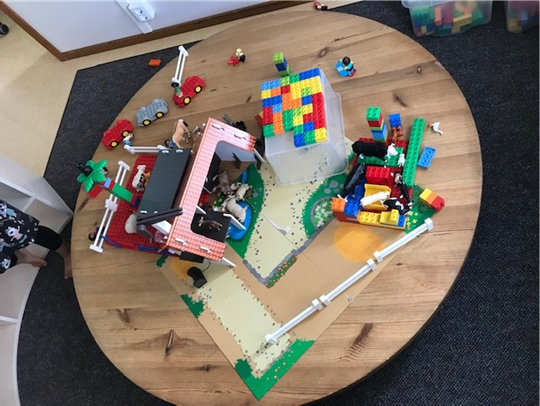 Bild på ett bord med lego där barnen bygger